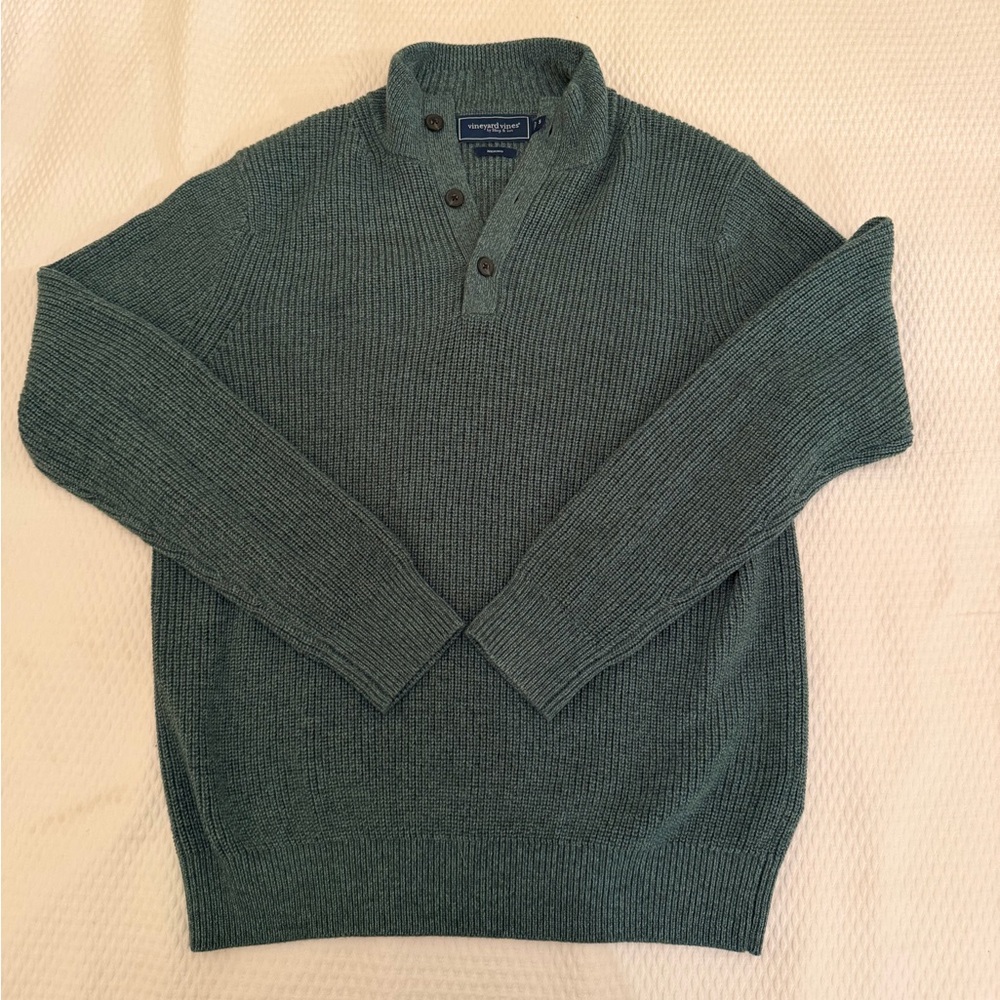 -Vineyard Vines green sweater
-Size S